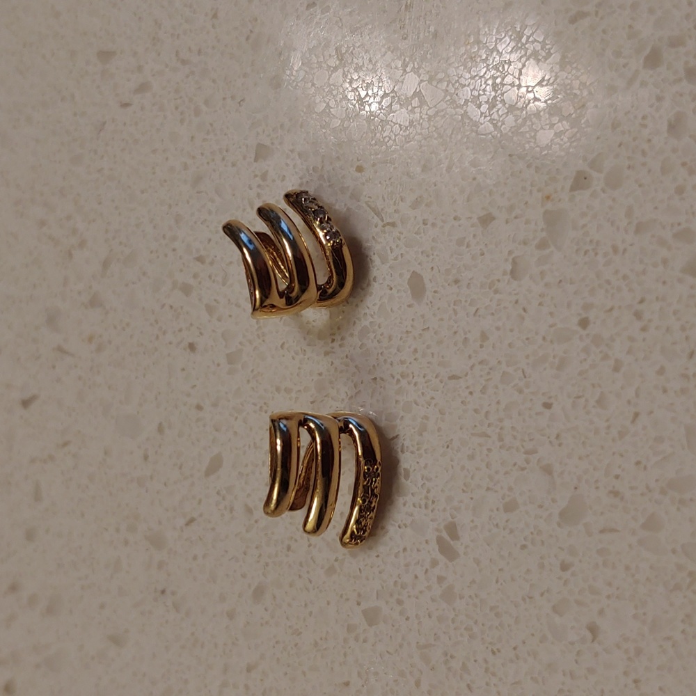 18k yellow gold earring cuff with tiny diamond